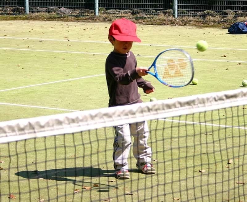 テニスをする子供