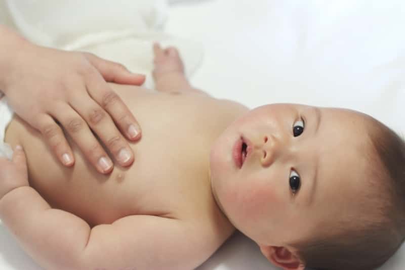 赤ちゃんにできやすい乳児湿疹とは 敏感肌の息子へのスキンケア対策を大公開 ママびよりウェブ