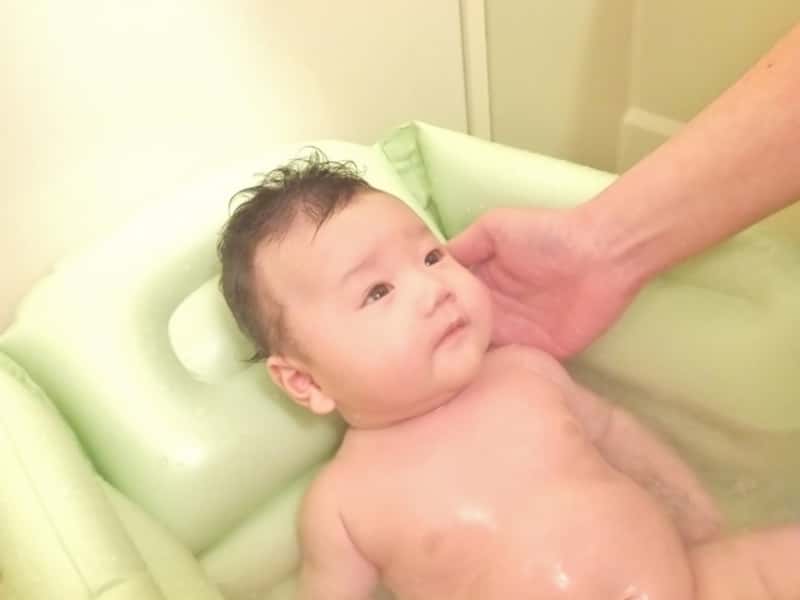 赤ちゃんと快適バスタイム♪新生児期のお風呂のおすすめ温度計8選 | ママびよりウェブ