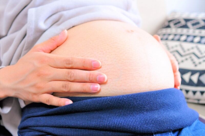 胎動 妊娠6ヶ月 胎動を感じる位置はどこ？下腹部だと逆子？妊娠時期別の感じ方・対処法も！